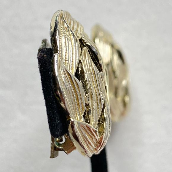 Stud Clip On Earrings Light Gold Tone Layered Leaves - Picture 3 of 7